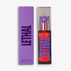 Ein leuchtend roter Infinity Lip Stain von Lethal Cosmetics in einer durchsichtigen Tube mit lilafarbenem "LETHAL"-Schriftzug, abgebildet neben der passenden lilafarbenen Schachtel.