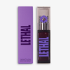 Dunkelroter Lethal Cosmetics Lip Stain mit transparentem Deckel neben lilafarbener Verpackung, Produkt steht aufrecht vor weißem Hintergrund.