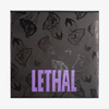 Eine schwarze MAGNETIC™ Palette von Lethal Cosmetics mit lilafarbenem "LETHAL"-Schriftzug und schwarzem, glänzendem Pilzmuster auf dem Deckel.