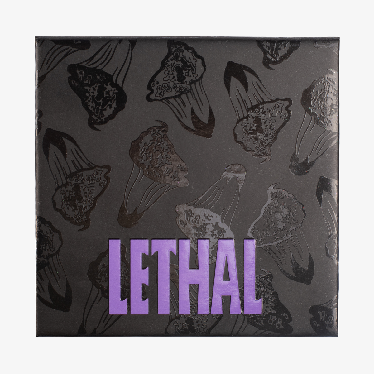 Eine schwarze MAGNETIC™ Palette von Lethal Cosmetics mit lilafarbenem "LETHAL"-Schriftzug und schwarzem, glänzendem Pilzmuster auf dem Deckel.