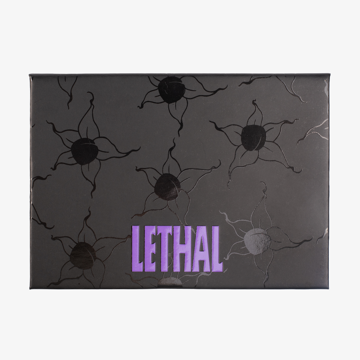 Schwarze Schachtel mit violettem LETHAL Text und sonnenähnlichen Motiven; MAGNETIC™ Customizable Palette von Lethal Cosmetics.