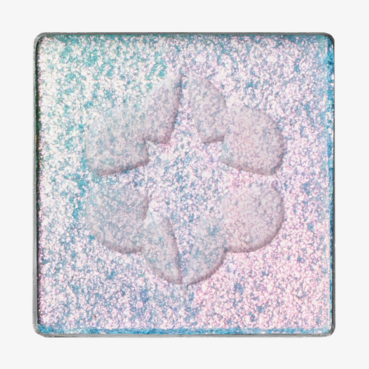 Quadratisches Pfännchen des MAGNETIC™ Pressed Multichrome Shadow "Genesis" von Lethal Cosmetics in glitzerndem hellblau-hellrosa mit floraler Prägung in der Mitte.