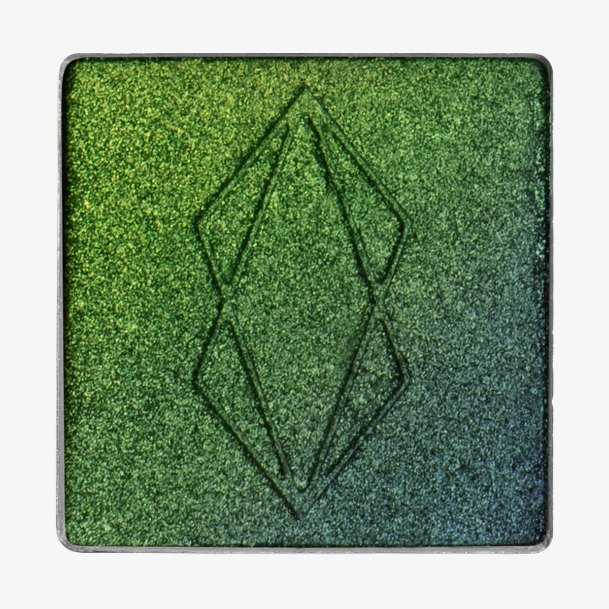 Quadratisches Pfännchen des MAGNETIC™ Pressed Powder Shadow "Nebula" von Lethal Cosmetics in schimmerndem grün-dunkelgrün mit geometrischer Rautenprägung.