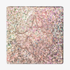 Quadratisches Pfännchen des MAGNETIC™ Pressed Multichrome Shadow "Quartz" von Lethal Cosmetics in glitzerndem champagner-hellrosa mit floraler Prägung in der Mitte.