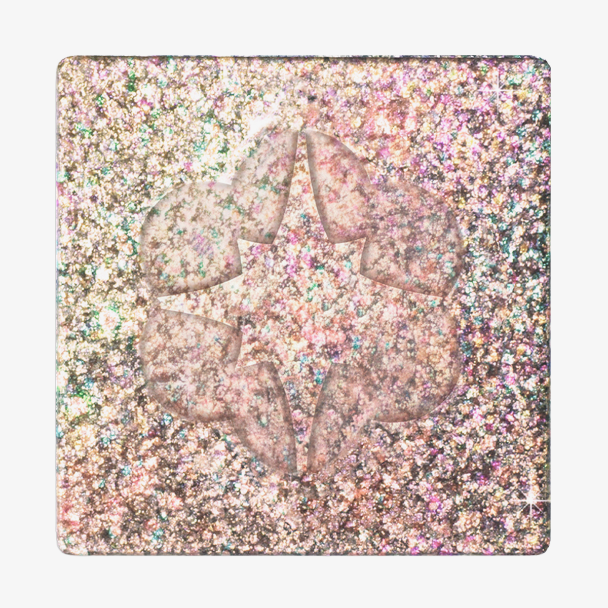 Quadratisches Pfännchen des MAGNETIC™ Pressed Multichrome Shadow "Quartz" von Lethal Cosmetics in glitzerndem champagner-hellrosa mit floraler Prägung in der Mitte.