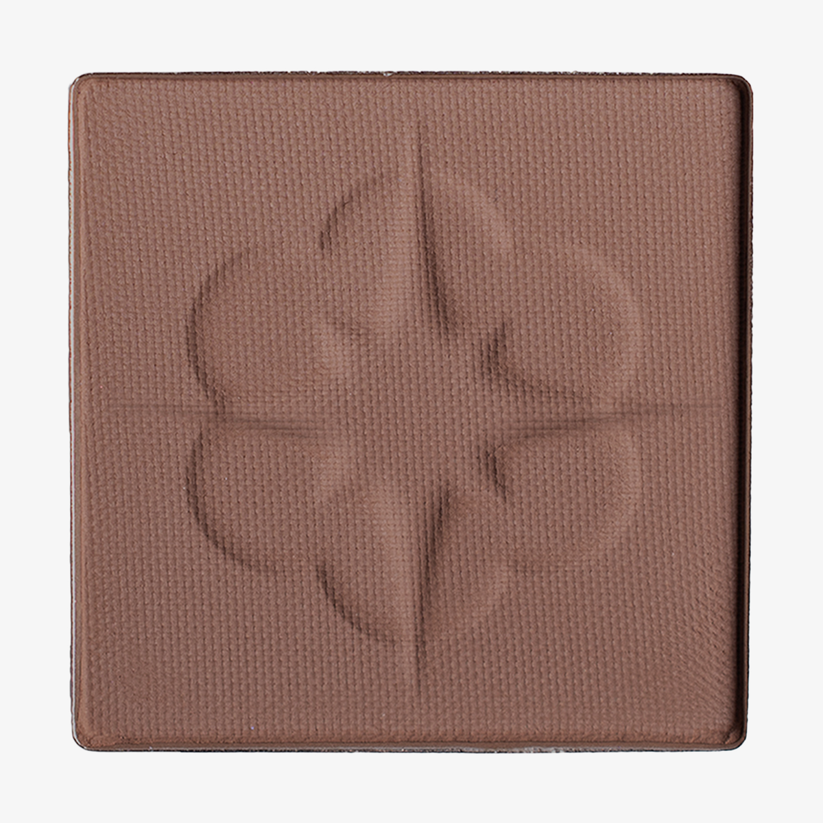 Quadratisches Pfännchen des MAGNETIC™ Pressed Powder Shadow "Antivenom" von Lethal Cosmetics in mattem beigebraun mit floraler Prägung in der Mitte.