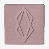 Quadratisches Pfännchen des MAGNETIC™ Pressed Powder Shadow "Calcination" von Lethal Cosmetics in mattem hellbeige mit geometrischer Rautenprägung.