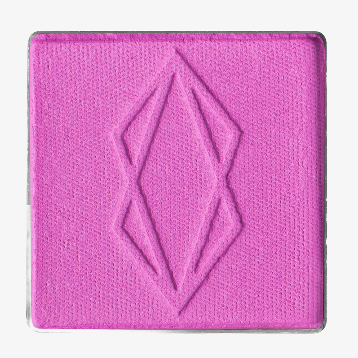 Quadratisches Pfännchen des MAGNETIC™ Pressed Powder Shadow "Dahlia" von Lethal Cosmetics in mattem pink mit geometrischer Rautenprägung.