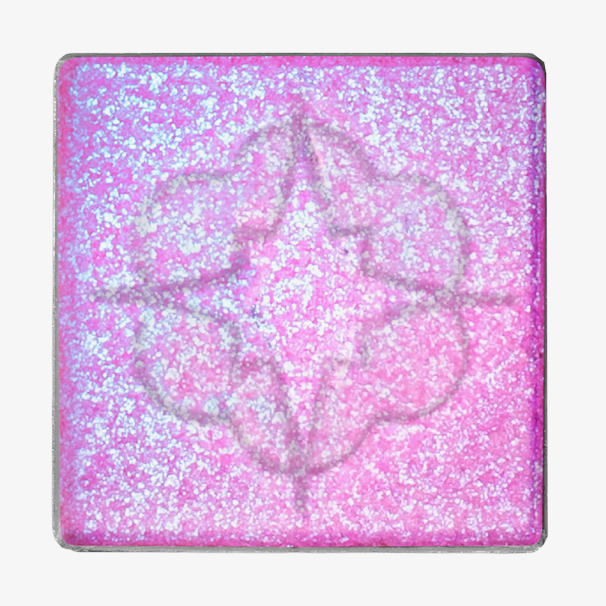 Quadratisches Pfännchen des MAGNETIC™ Pressed Powder Shadow "Flourish" von Lethal Cosmetics in glitzerndem pink & lila-blau mit floraler Prägung in der Mitte.