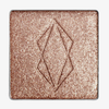Quadratisches Pfännchen des MAGNETIC™ Pressed Powder Shadow "Lithium" von Lethal Cosmetics in schimmerndem Champagner mit geometrischer Rautenprägung.