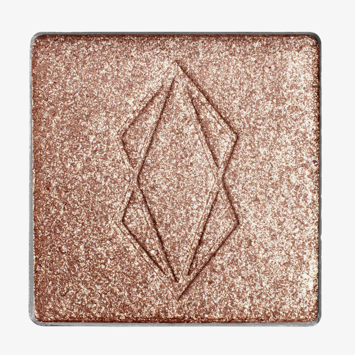 Quadratisches Pfännchen des MAGNETIC™ Pressed Powder Shadow "Lithium" von Lethal Cosmetics in schimmerndem Champagner mit geometrischer Rautenprägung.