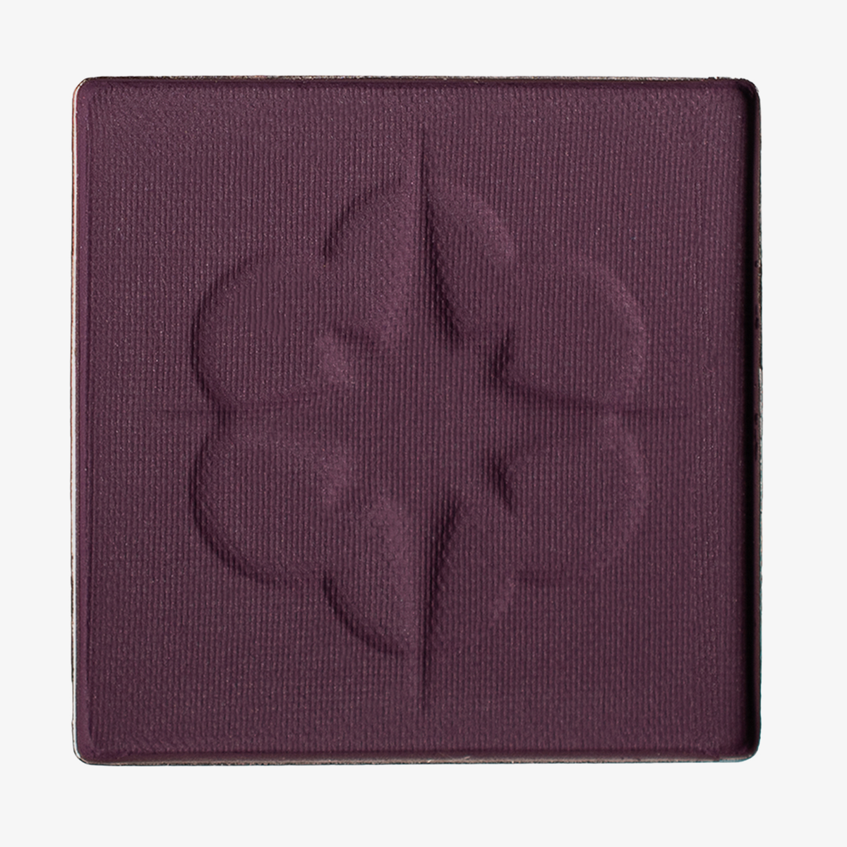 Quadratisches Pfännchen des MAGNETIC™ Pressed Powder Shadow "Midnight" von Lethal Cosmetics in mattem Pflaumenrot mit floraler Prägung in der Mitte.