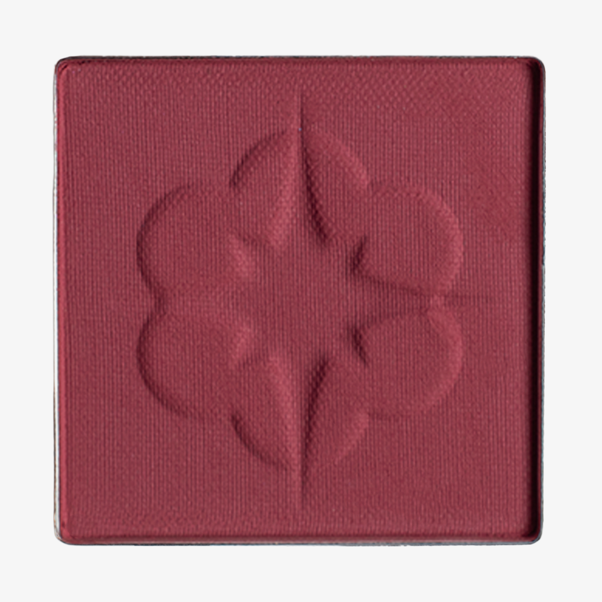 Quadratisches Pfännchen des MAGNETIC™ Pressed Powder Shadow "Prey" von Lethal Cosmetics in mattem rostrot mit floraler Prägung in der Mitte.