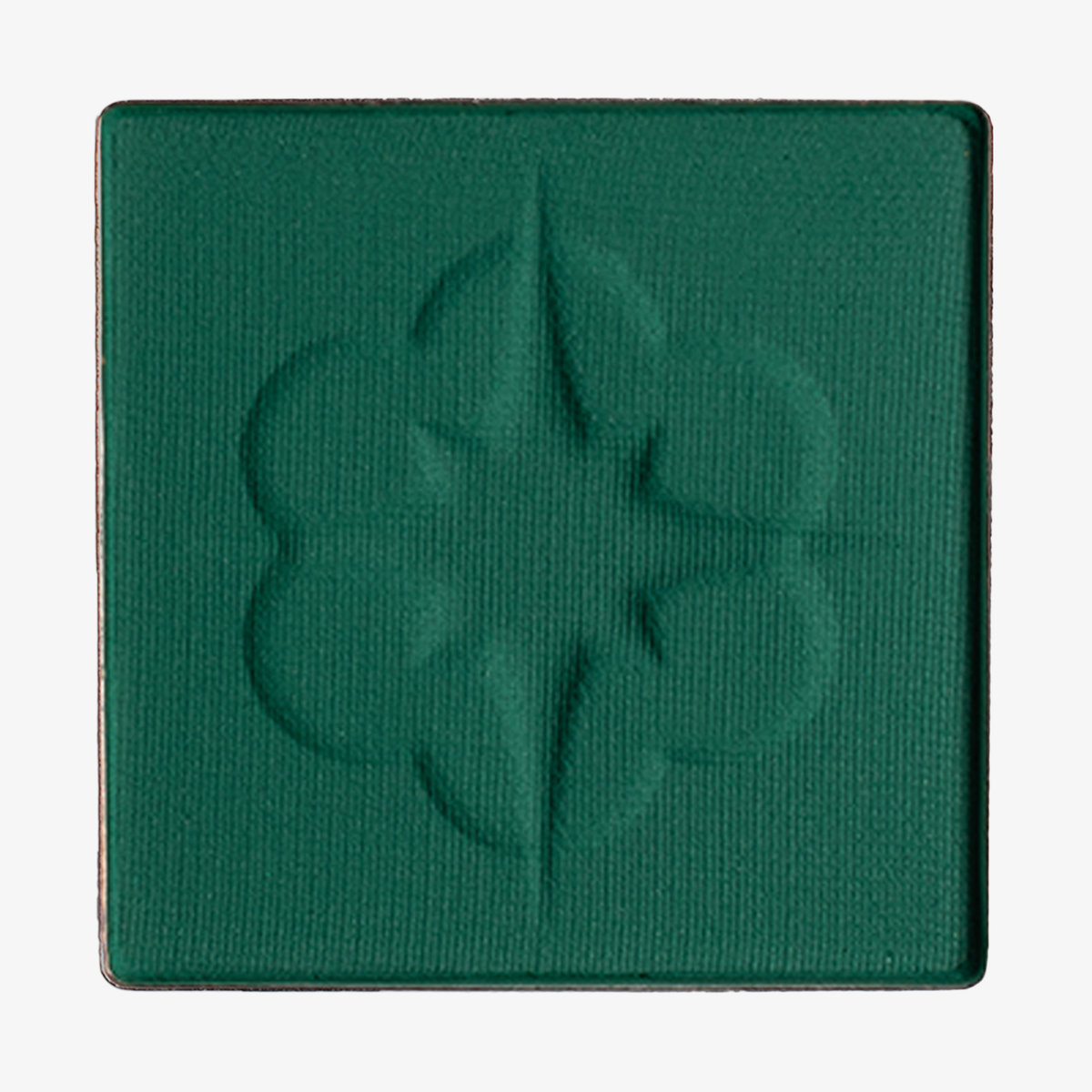 Quadratisches Pfännchen des MAGNETIC™ Pressed Powder Shadow "Scales" von Lethal Cosmetics in mattem dunkelgrün mit floraler Prägung in der Mitte.
