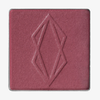 Quadratisches Pfännchen des MAGNETIC™ Pressed Powder Shadow "Symmetry" von Lethal Cosmetics in mattem desatturiertem rot mit geometrischer Rautenprägung.