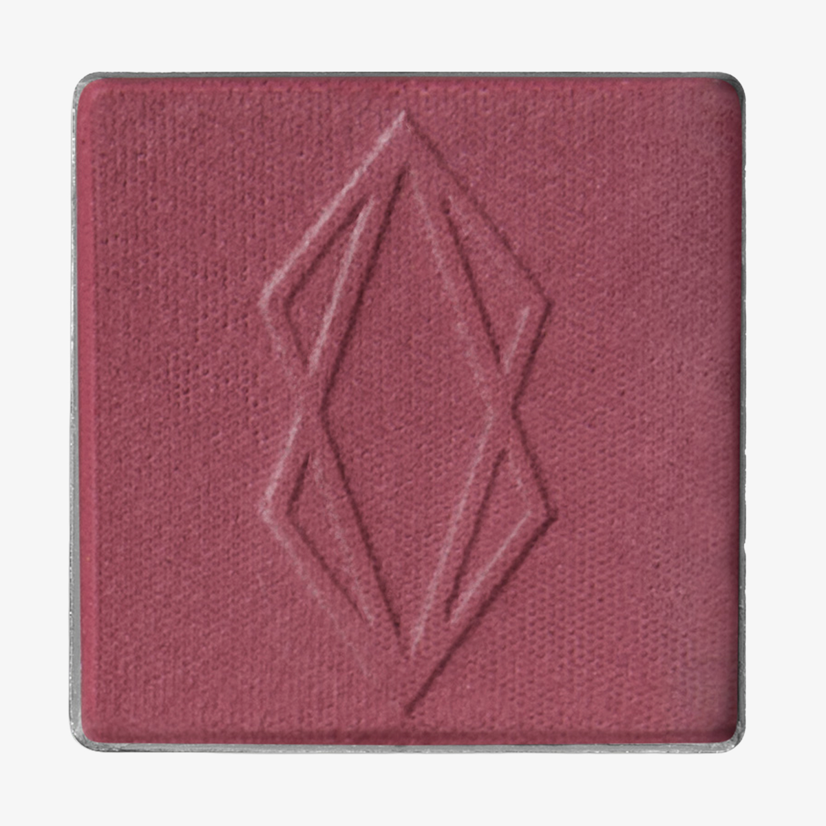 Quadratisches Pfännchen des MAGNETIC™ Pressed Powder Shadow "Symmetry" von Lethal Cosmetics in mattem desatturiertem rot mit geometrischer Rautenprägung.