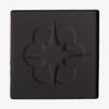 Ein quadratischer schwarzer MAGNETIC™ Pressed Powder Shadow von Lethal Cosmetics mit einer dezenten Blumenprägung in der Mitte.