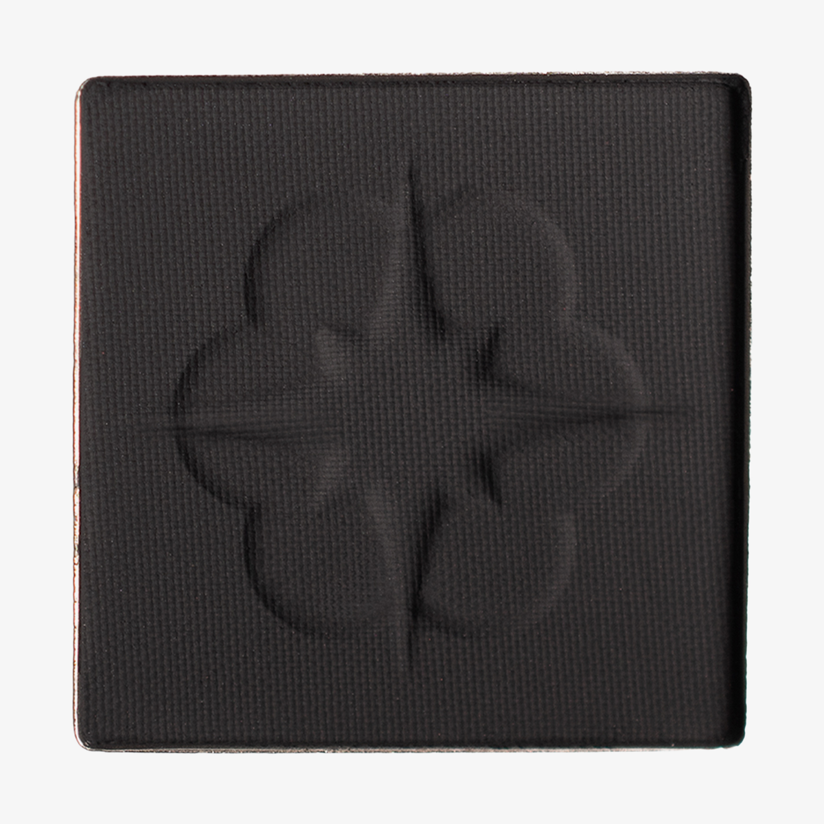 Ein quadratischer schwarzer MAGNETIC™ Pressed Powder Shadow von Lethal Cosmetics mit einer dezenten Blumenprägung in der Mitte.
