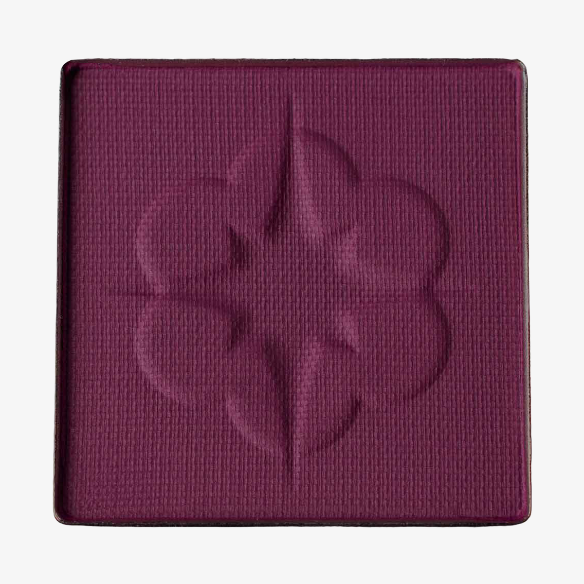 Quadratisches Pfännchen des MAGNETIC™ Pressed Powder Shadow "Unity" von Lethal Cosmetics in mattem Pflaumenrot mit floraler Prägung in der Mitte.
