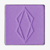 Quadratisches Pfännchen des MAGNETIC™ Pressed Powder Shadow "Wisteria" von Lethal Cosmetics in mattem violett mit geometrischer Rautenprägung.