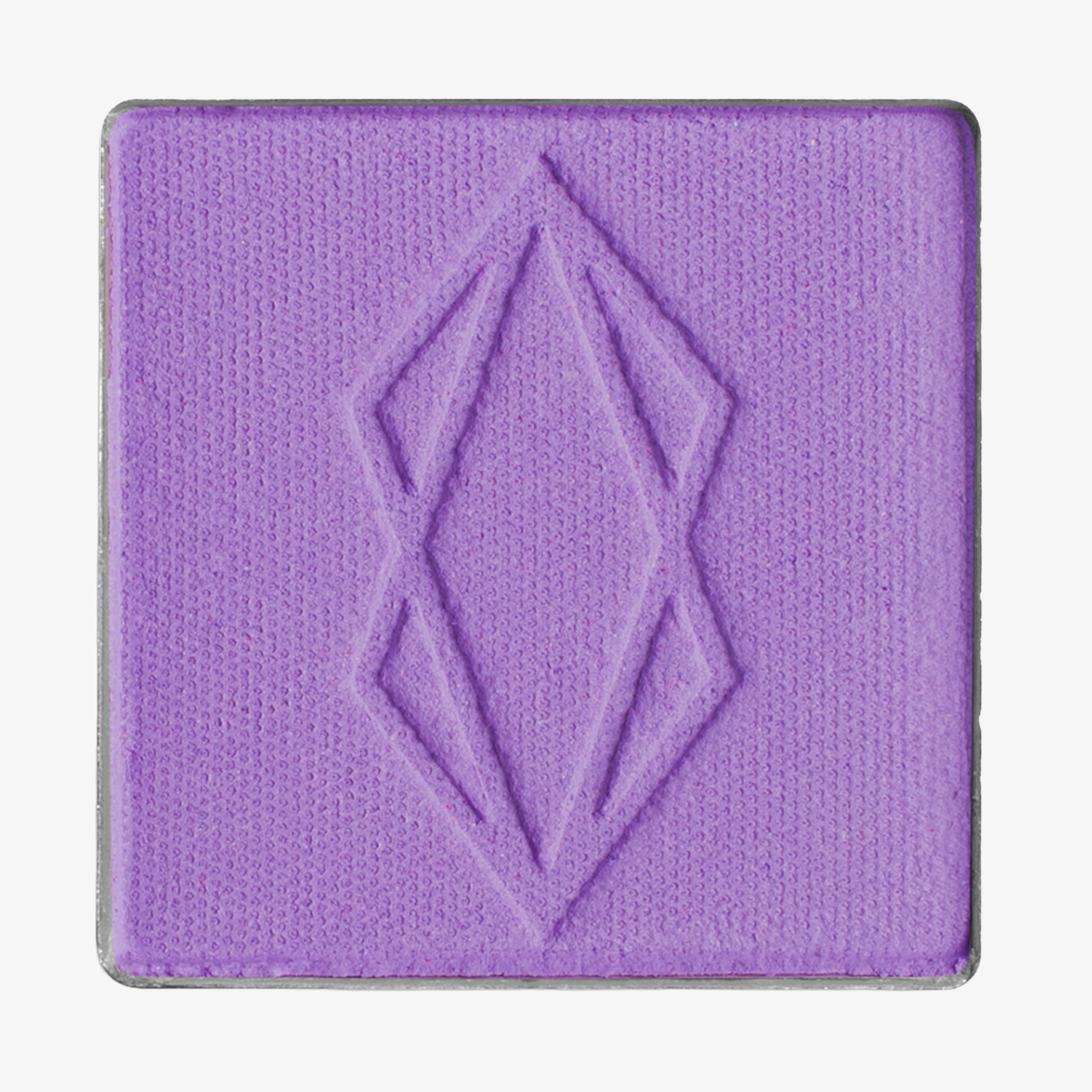 Quadratisches Pfännchen des MAGNETIC™ Pressed Powder Shadow "Wisteria" von Lethal Cosmetics in mattem violett mit geometrischer Rautenprägung.