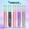 Fünf Tuben des PIXELED™ Lip Gloss von Lethal Cosmetics in glitzernden Rosa-, Schwarz-, Lila- und Silbertönen.