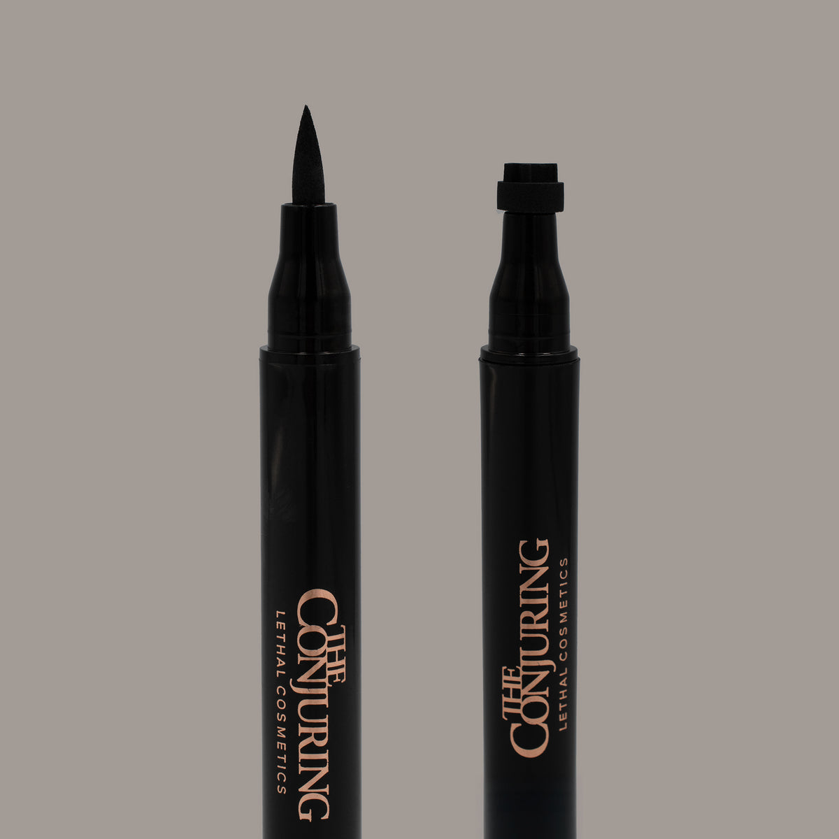 Die beiden Spitze des The Conjuring Eyeliner Stamps Black Mass von Lethal Cosmetics: einer mit einer Filzspitze, der andere mit einer Stempelspitze.