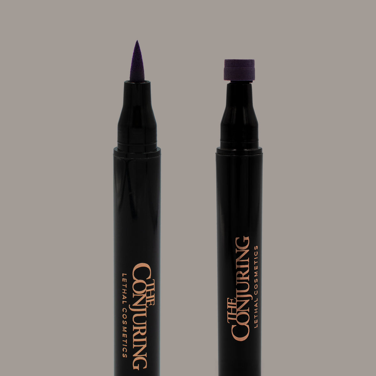 Die beiden Spitze des The Conjuring Eyeliner Stamps Demons Mark von Lethal Cosmetics: einer mit einer Filzspitze, der andere mit einer Stempelspitze.