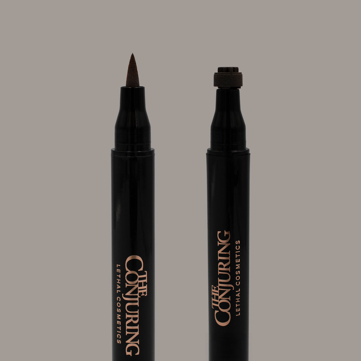 Die beiden Spitze des The Conjuring Eyeliner Stamps Hide and Clap von Lethal Cosmetics: einer mit einer Filzspitze, der andere mit einer Stempelspitze.
