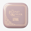 Eine quadratische, mauvefarbene Puderdose mit der Aufschrift „The Legend of Korra – Naga Blushlighter“ von Lethal Cosmetics, die in Gold auf den Deckel gedruckt ist.