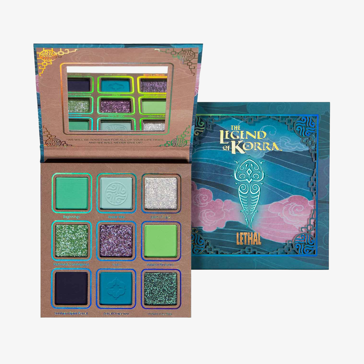 Eine geöffnete „Lethal Cosmetics The Legend of Korra – Raava“-Palette mit neun Lidschatten in Blau-, Grün- und Violetttönen.
