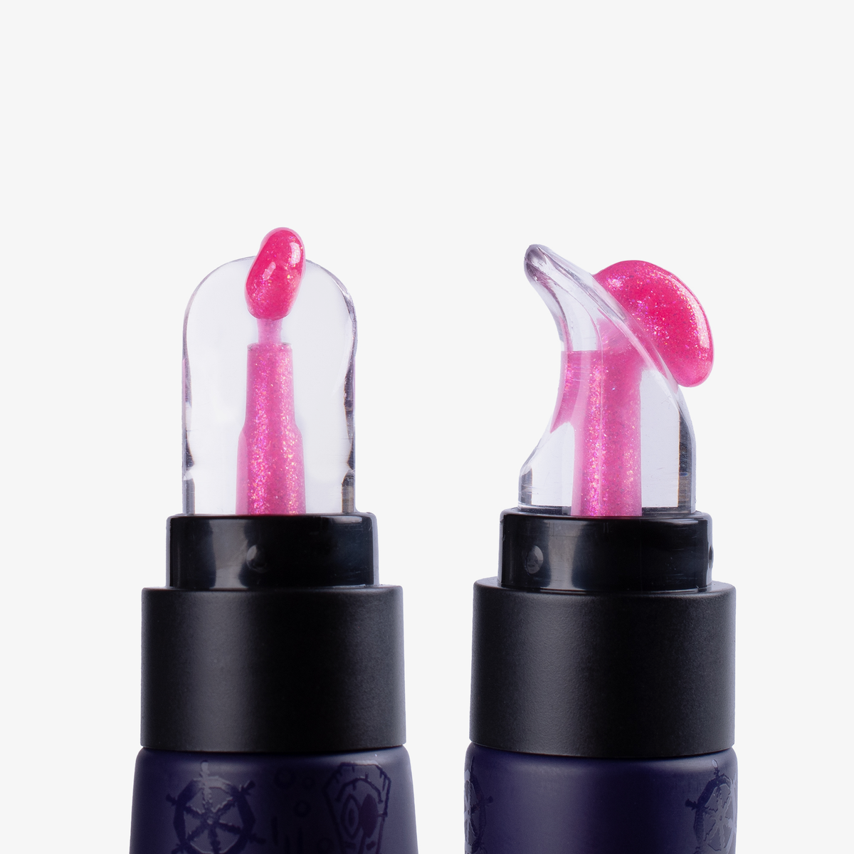 Der durchsichtige Applikator des SpongeBob Movie Lip Gloss 'Patrick Star' von Lethal Cosmetics: von vorn und von der Seite, mit heraustretendem pinkem Shimmer Lipgloss.