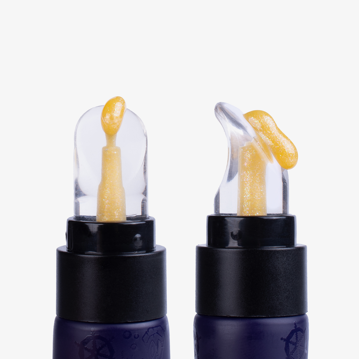 Aufnahme des durchsichtigen The SpongeBob Movie Lip Gloss Applikators von vorn und von der Seite mit schimmerndem, goldgelbem Gloss 'Spongebob'.