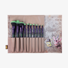 Das geöffnete Lethal Cosmetics The Spongebob Movie Treasure Map Makeup Brush Set im Schatzkarten-Design mit einzlenen Taschen für lila Pinsel mit grünen Borsten. Piraten-SpongeBob- und Patrick Abbildungen daneben.
