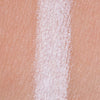 Mattes weißes Muster des Crayon White von LH Cosmetics auf heller Haut.