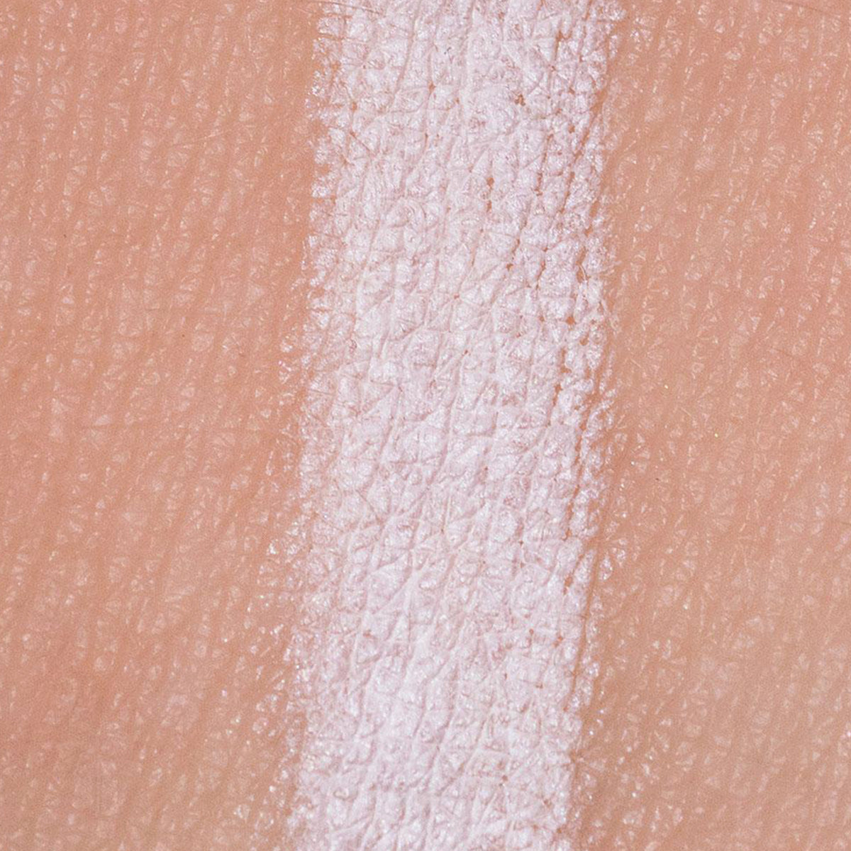 Mattes weißes Muster des Crayon White von LH Cosmetics auf heller Haut.
