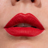 Nahaufnahme der Lippen einer Person mit intensiv rotem LH Cosmetics Crayon Anger.