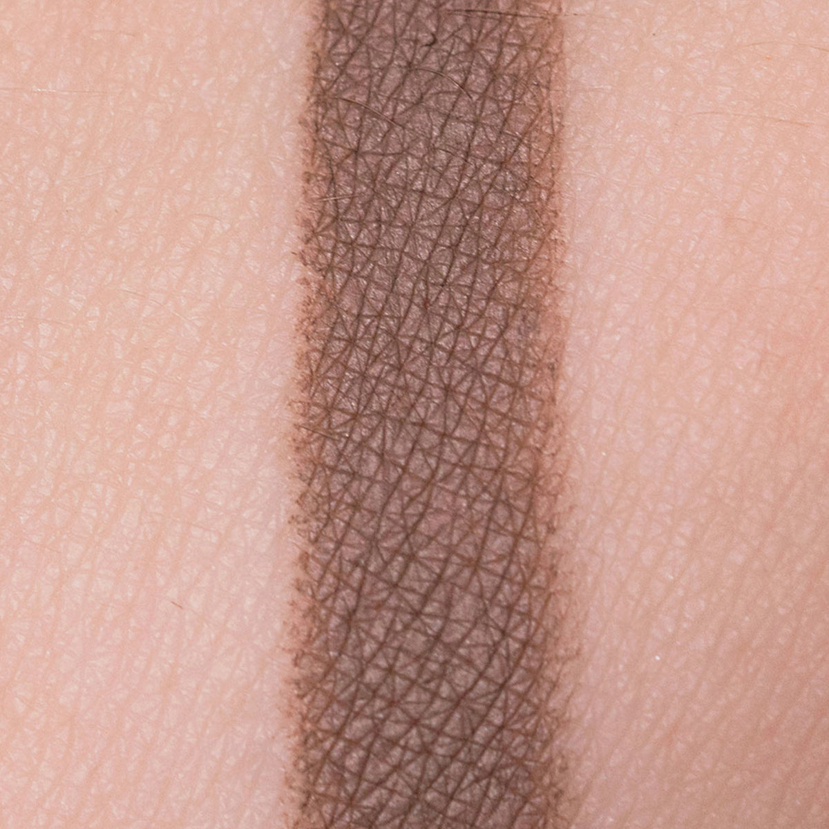 Mattes grau-braunes Muster des Crayon Greige von LH Cosmetics auf heller Haut.