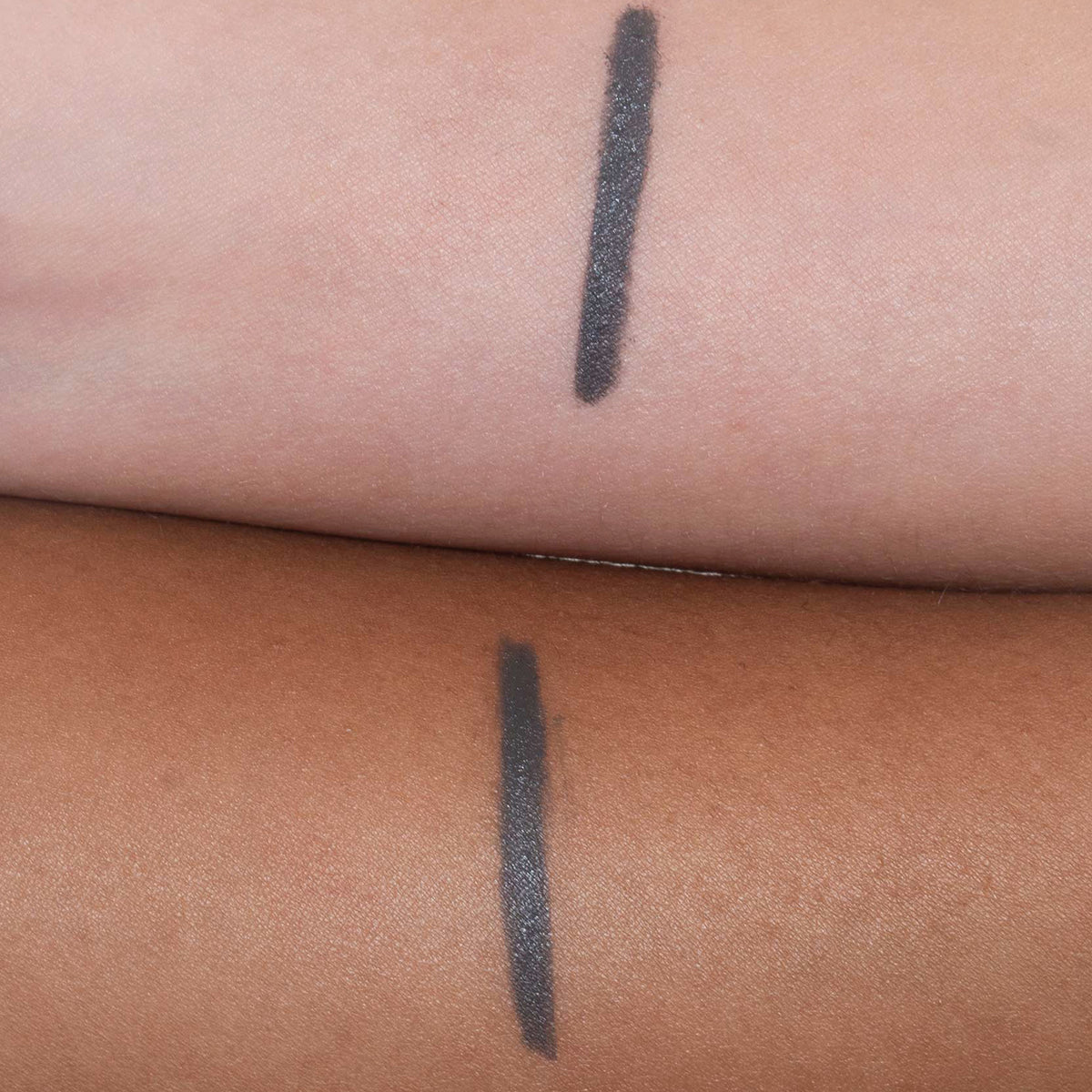 Graues Muster des Crayon Grey von LH Cosmetics auf zwei Unterarmen mit hellem und dunklem Teint.