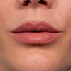 Nahaufnahme der Lippen einer Person mit nude-rosafarbenem LH Cosmetics Crayon Soft.