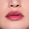 Nahaufnahme von glänzenden, beerenrosanen Lippen mit dem Fantastick Lipstick Berry von LH Cosmetics.