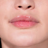 Nahaufnahme von Lippen einer Person mit hellem Teint mit transparentem Glazed Sweet Lipgloss von LH Cosmetics.