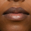Nahaufnahme von Lippen mit einem natürlichen, glänzenden Finish erzielt mit dem LH Cosmetics Plush in der Farbe Cozy.