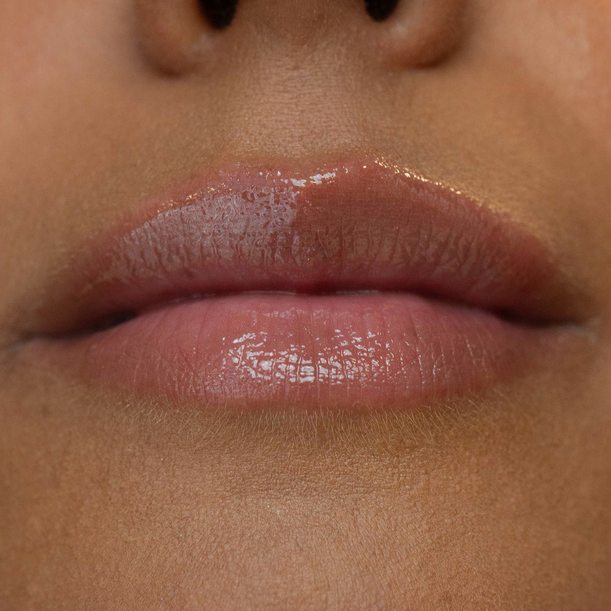 Nahaufnahme von Lippen mit einem natürlichen, glänzenden Finish erzielt mit dem LH Cosmetics Plush in der Farbe Cuddle.
