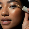 Nahaufnahme des Gesichts einer Frau mit gold glitzerndem Lidschatten Sparkl Charm von LH Cosmetics.