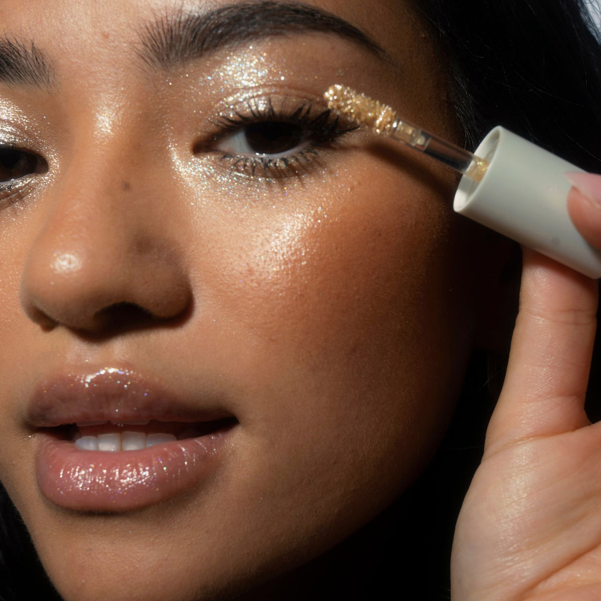 Nahaufnahme des Gesichts einer Frau mit gold glitzerndem Lidschatten Sparkl Charm von LH Cosmetics.