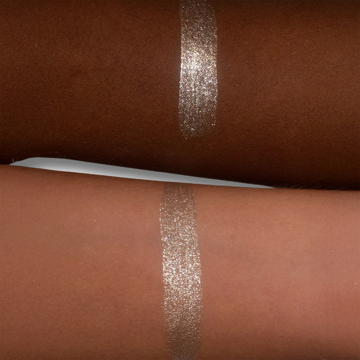 Zwei Unterarme unterschiedlicher Hauttöne mit je einem Swatch des silber-champagner glitzernden Sparkl in der Farbe Flash.