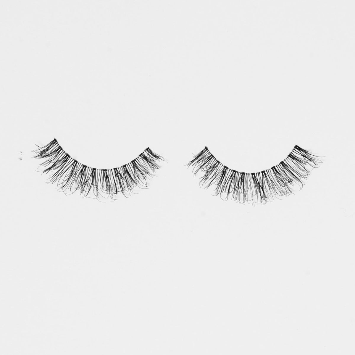 Ein Paar "The Lash" künstliche Wimpern im Stil "Bestie" von LH Cosmetics mit natürlichem Schwung und feinen, locker angeordneten Härchen.