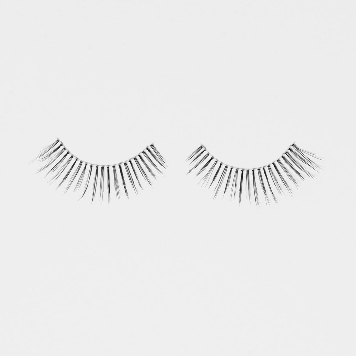 Ein Paar "The Lash" künstliche Wimpern im Stil "Creator" von LH Cosmetics mit natürlichem Schwung und feinen, gerade angeordneten Härchen.