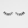 Ein Paar "The Lash" künstliche Wimpern im Stil "Hero" von LH Cosmetics mit natürlichem Schwung und Clusterartig angeordneten Härchen.